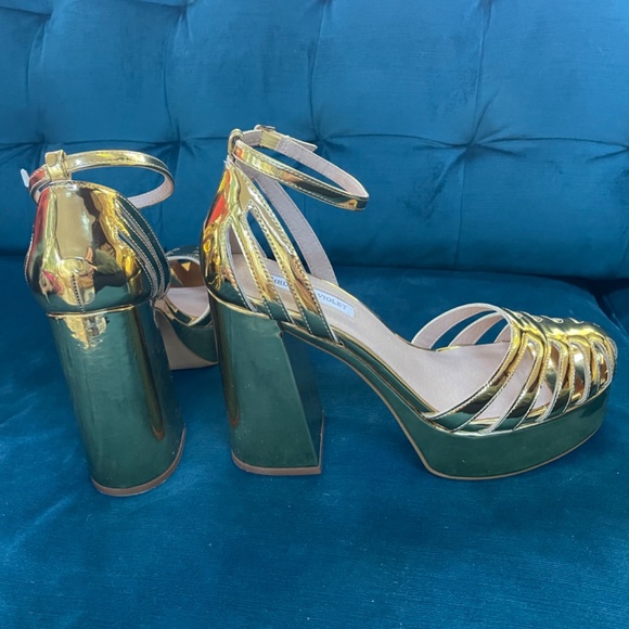 Gold Heels - Picture 3 of 4